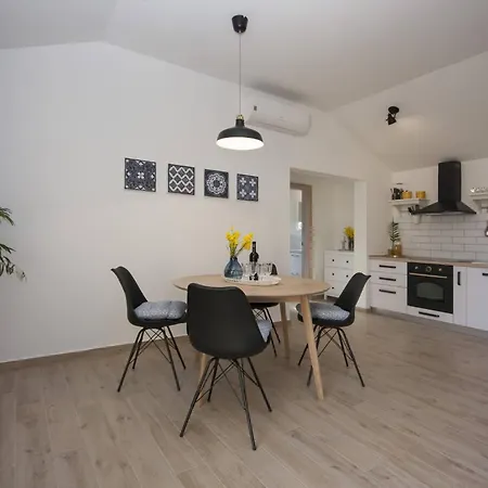 Tonia * Brodarica (Sibenik-Knin)