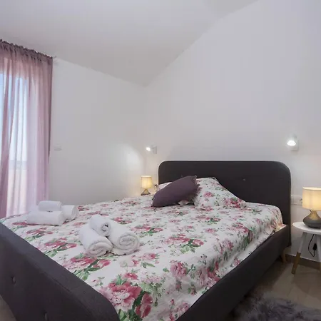 Tonia Apartment