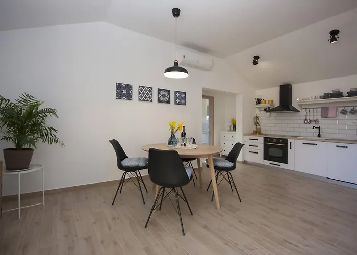 Tonia * Brodarica (Sibenik-Knin)